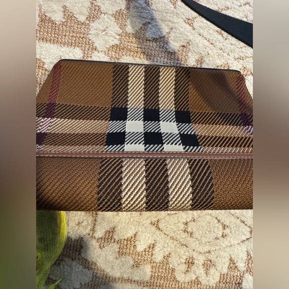 Great condition preloved burberry crossbody bag - Picture 8 of 12
